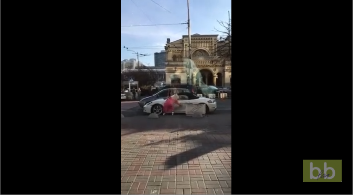 Elle détruit la Porsche de son mari avec une hache parce qu&rsquo;il la trompée…