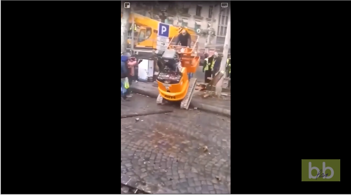 Quand un casseur vole un engin de chantier sur les Champs-Élysées et se ramasse comme une quiche…