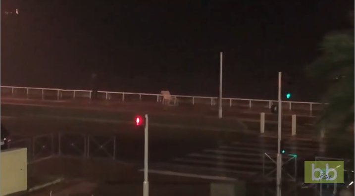 Un homme reste trop près de la mer très agitée et se fait emporter par une vague à Nice