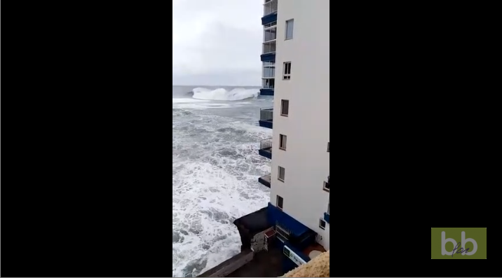 Des vagues géantes viennent endommager les balcons d’un immeuble au Canaries