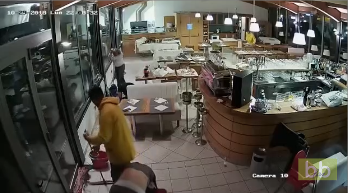 Une énorme vague déferle soudainement dans un restaurant en Italie