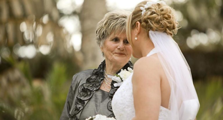 Cette grand mère pose dans sa robe de mariée son histoire vas vous faire pleurer