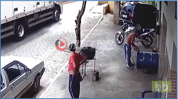 Couper un baril de pétrole à la disqueuse n’est pas une très très bonne idée