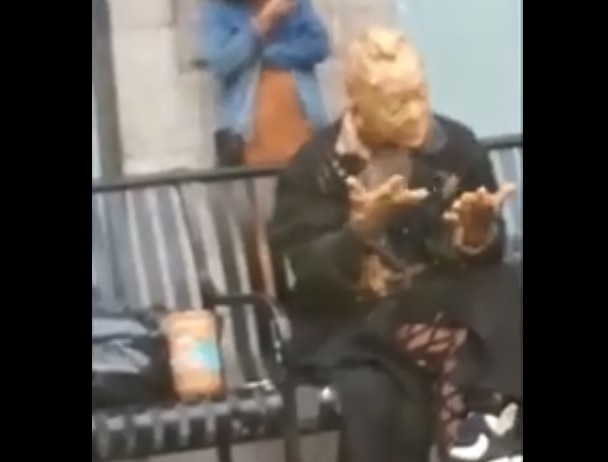 Une femme a la tête recouverte de beurre de cacahuètes dans la rue… WTF !