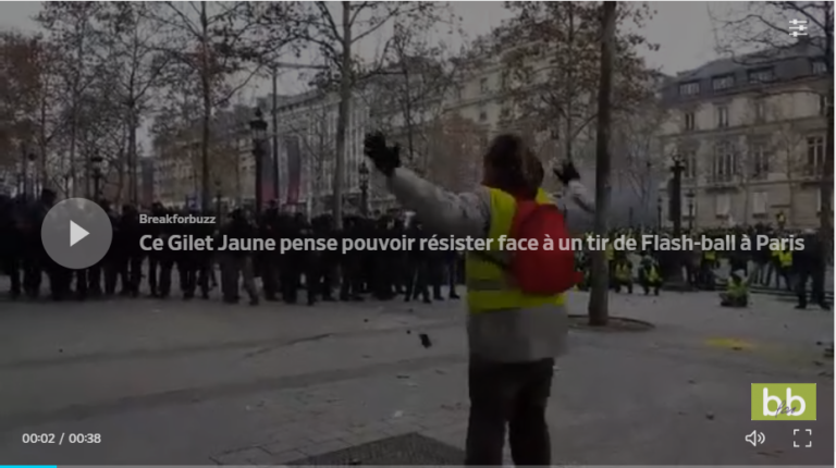 Ce Gilet Jaune pense pouvoir résister face à un tir de Flash-ball à Paris
