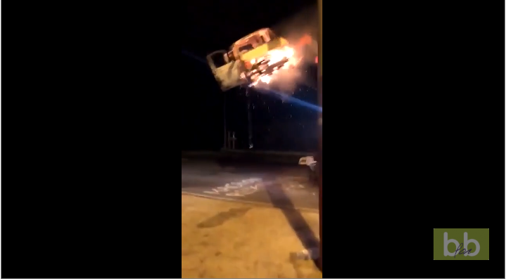 Des Gilets Jaunes mettent le feu à une voiture et la jette sur un péage à Narbonne