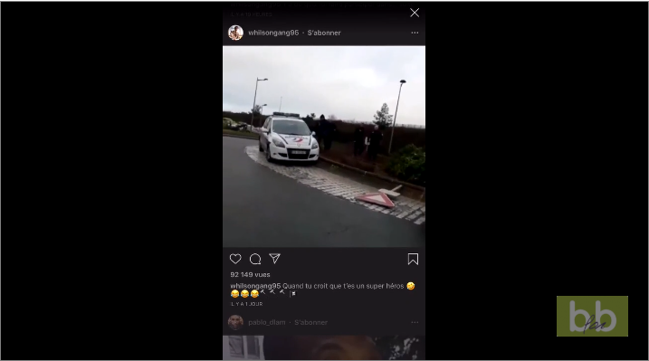 Des Gilets Jaunes attaquent un policier sur un rond-point