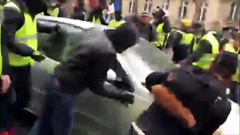 Un homme casse une voiture et se fait virer par les Gilets Jaunes à Paris