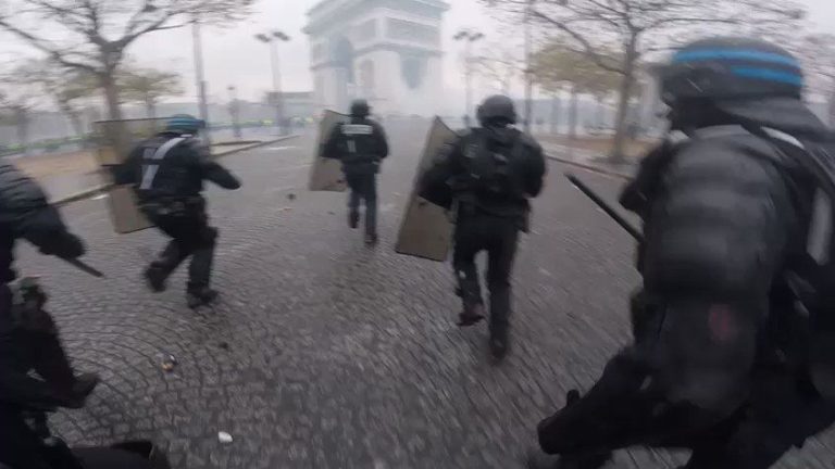Un policier filme l&rsquo;affrontement sous l&rsquo;Arc de Triomphe