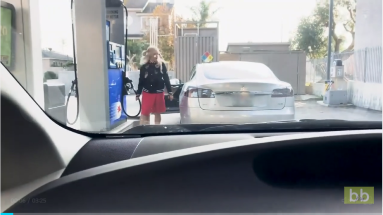 Une blonde veut mettre de l’essence dans sa Tesla mais ne comprend pas ce qui cloche