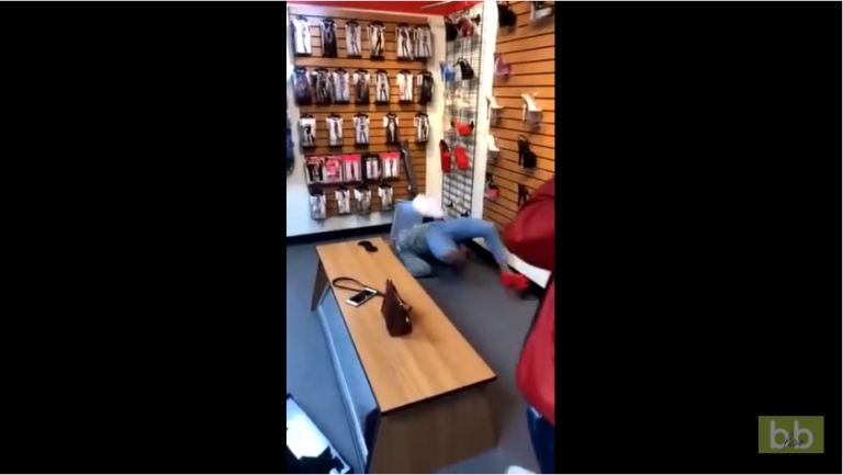 Une fille pense pouvoir marcher avec des chaussures à plateforme très haute