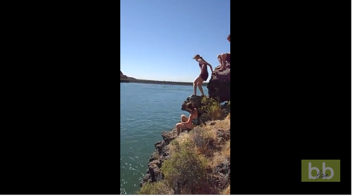 Une blonde saute d’une falaise mais veut changer d’avis au dernier moment !