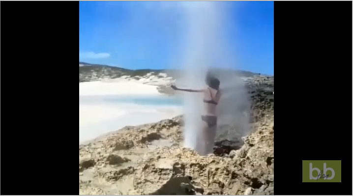 Quand une blonde veut un peu trop jouer avec l’eau qui jailli d’un rocher