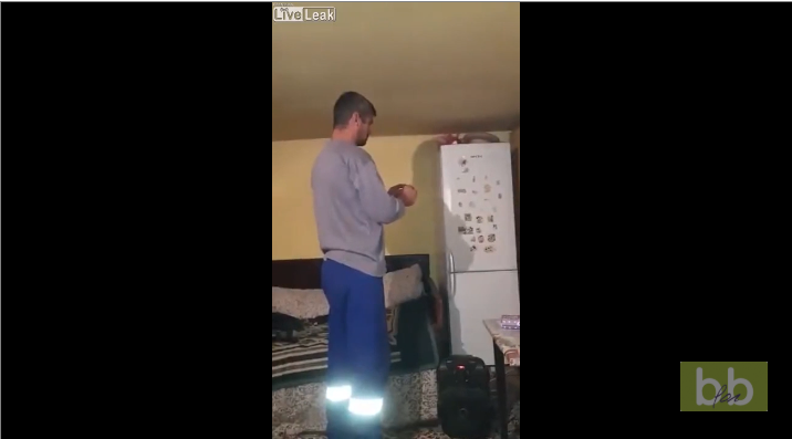 Il détruit un frigo avec un simple pétard