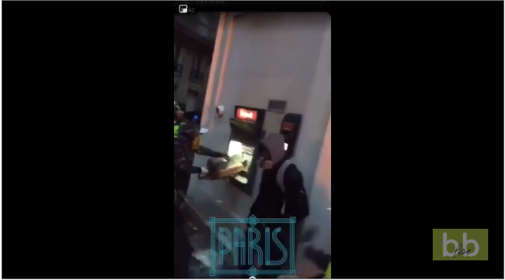 Des casseurs attaquent un distributeur de billets avec une disqueuse à Paris