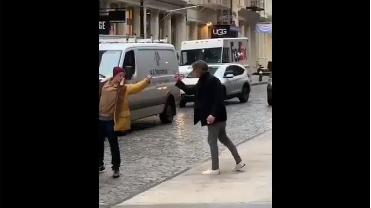 Deux hommes s&rsquo;affrontent à grands coups de doigt d&rsquo;honneur