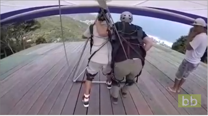 Deux hommes ratent leur décollage en deltaplane