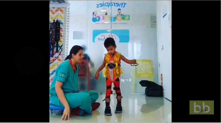 Une kiné pleure en voyant un enfant handicapé marcher pour la première fois