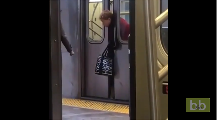 Une femme se coince la tête dans une rame de métro !