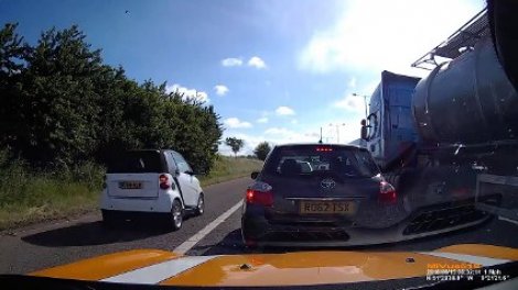 Il double tout le monde sur la bande d’arrêt d&rsquo;urgence et va vite le regretter