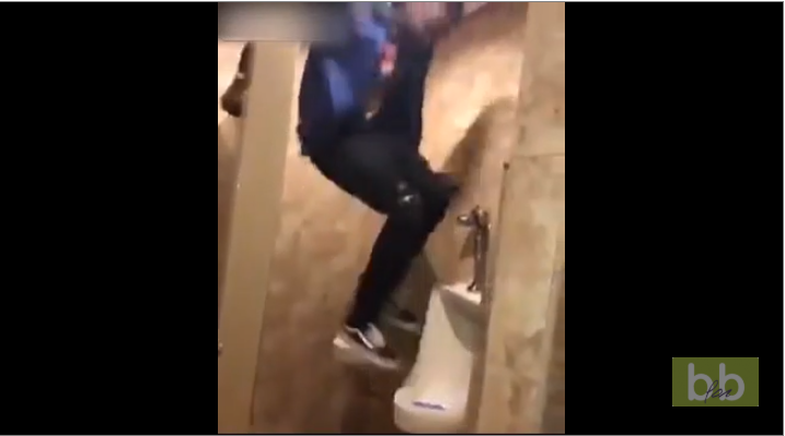 Un jeune saute sur des toilettes pour les casser, mais son karma n&rsquo;est pas loin…