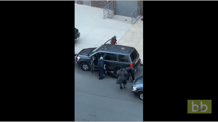 Une mère de famille réussi à maîtriser un homme qui voulait lui voler sa voiture !