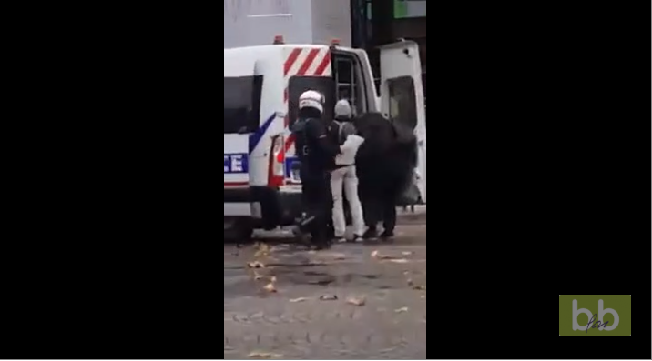 Des policiers se déguisent en casseurs lors de la manifestation des Gilets Jaunes à Paris