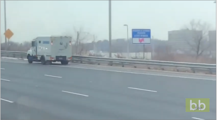 Les portes d’un fourgon blindé s’ouvrent sur l’autoroute et 300 000 dollars sur la route
