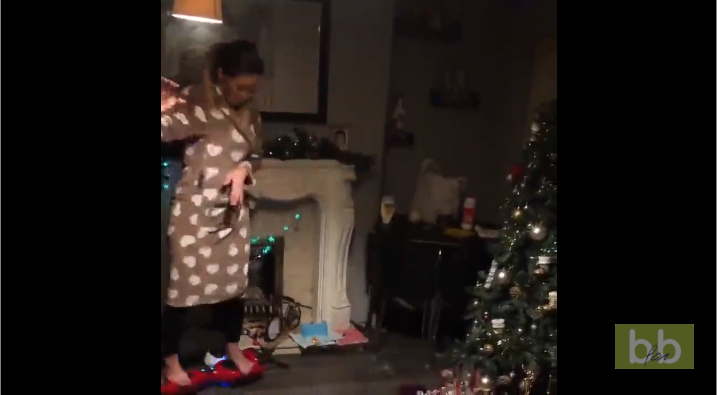 Une maman détruit le sapin de Noël avec un hoverboard