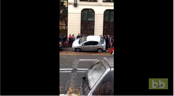 Des lycéens retournent des voitures stationnées dans la rue à Orléans