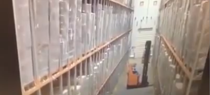 Boulette de la journée pour cet ouvrier avec son transpalette