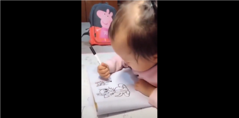 Ce bébé fait des dessins dingues pour son âge