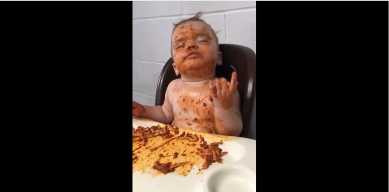Ce bébé lutte contre le sommeil pour finir son assiette