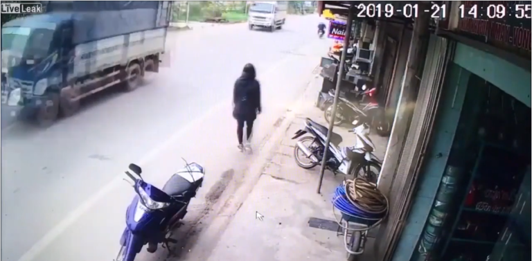 Cette femme a un très bon karma… Et échappe de peu à un accident !