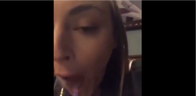 Cette fille veut boire un verre avec une technique bien curieuse