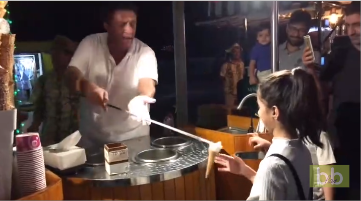 Cette fillette n&rsquo;arrive pas à attraper sa glace !