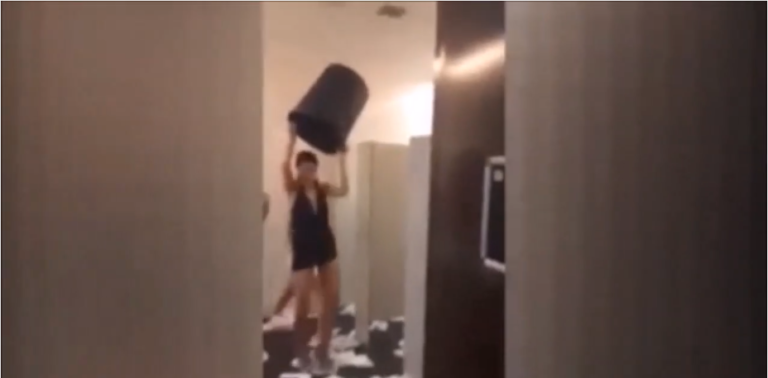 Des filles complètement ivres détruisent des toilettes