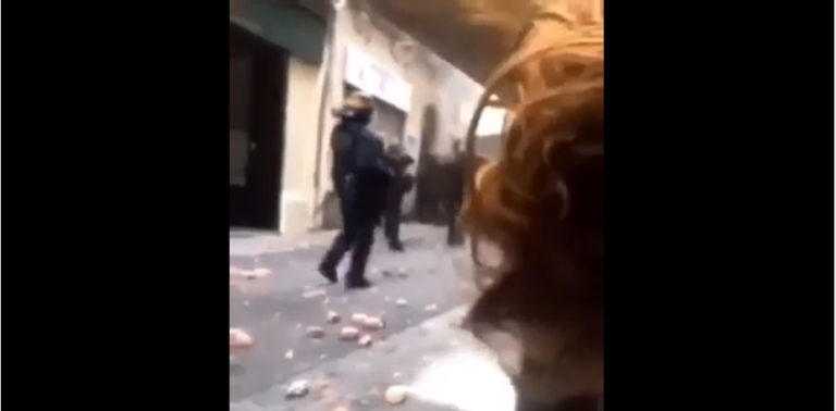 Deux CRS filmés en train de balancer des pavés sur les Gilets Jaunes à Montpellier
