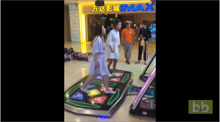 Deux jeunes filles perdent leurs courgettes sur un jeu de danse