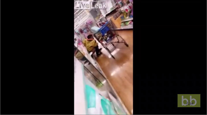 Elle se lâche en plein milieu d&rsquo;un rayon de supermarché