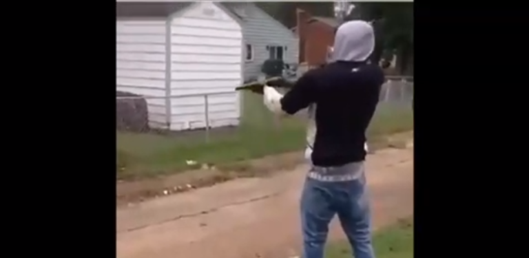 Il se casse le nez avec un fusil à pompe !