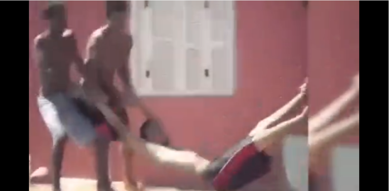 Ils veulent balancer leur pote dans la piscine mais ça finit mal