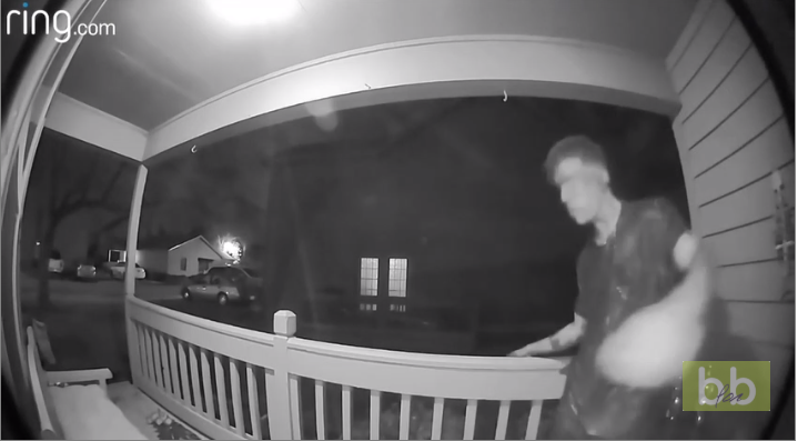 Un homme se met KO tout seul en voulant entrer de force dans une maison