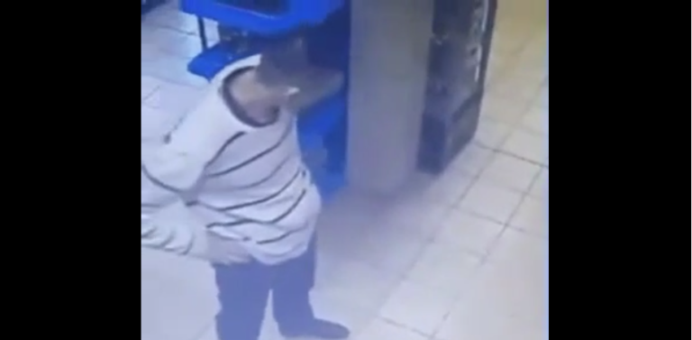 La technique ultime pour voler une bouteille de vodka sans passer par la caisse