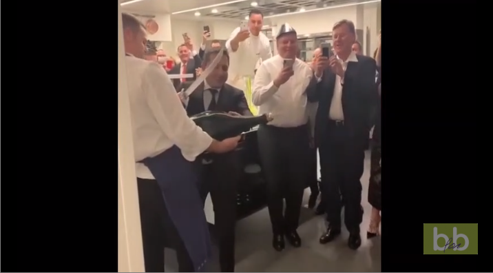 Sabrer le champagne à 2000€ dans un restaurant 3 étoiles