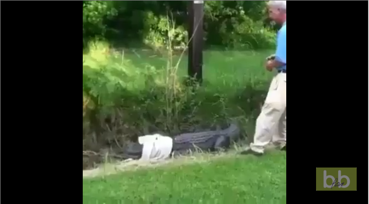 Un vieil homme pense pouvoir attraper un crocodile