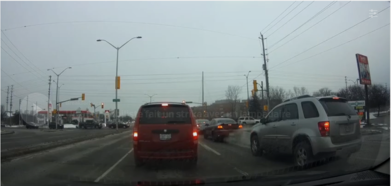 Un automobiliste fait un strike avec un lampadaire