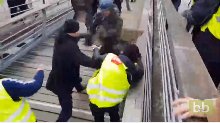 Un boxeur frappe des CRS lors de la manifestation des Gilets Jaunes à Paris