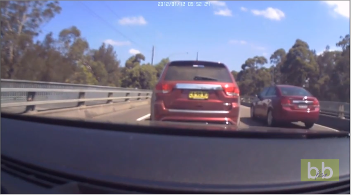 Un chauffard dans son 4×4 fait tomber volontairement un motard