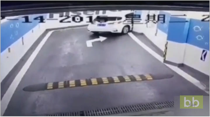 Un automobiliste se retrouve curieusement coincé dans un parking